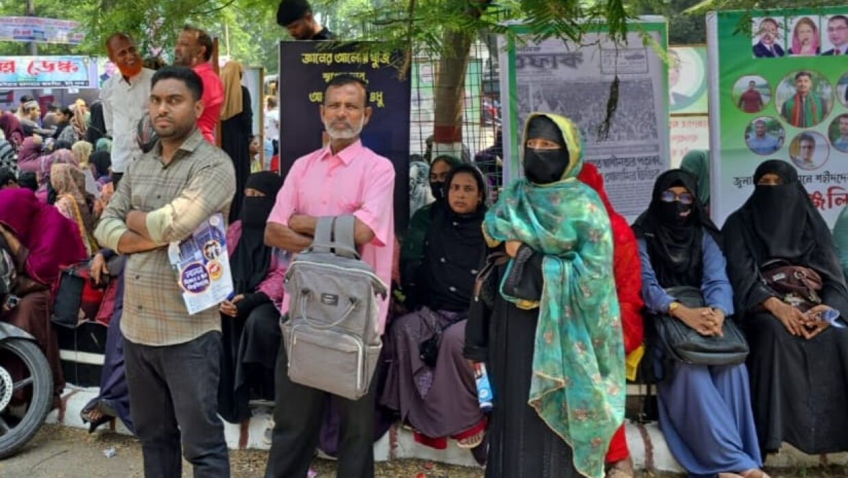 বাইরে দাড়িঁয়ে অপেক্ষা করছেনঅভিভাবকরা 