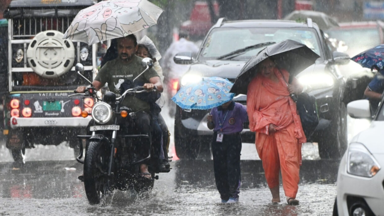 ঝড়-ভারী বৃষ্টিতে বিপর্যস্ত হয়ে পড়েছে দিল্লি