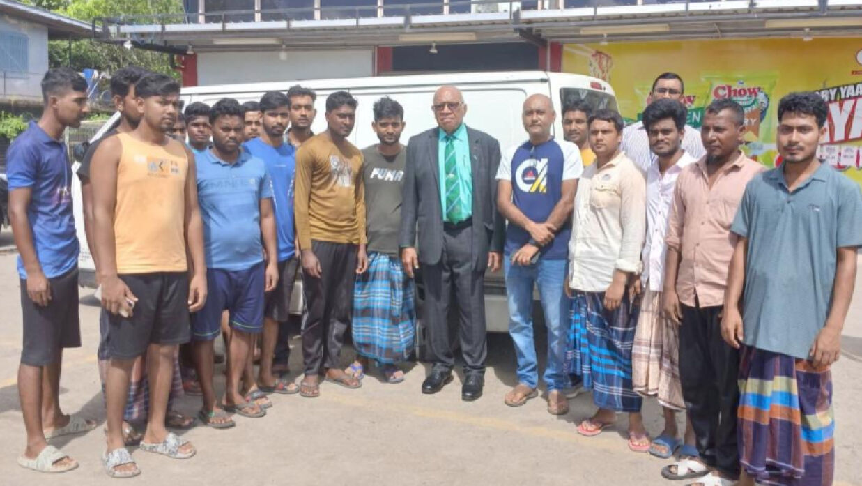 ফিজির প্রধানমন্ত্রী সিটিভেনি রাবুকার সঙ্গে ২৬ বাংলাদেশি শ্রমিক