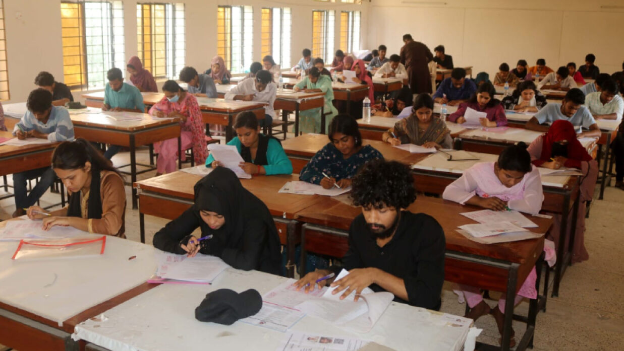 পরীক্ষা দিচ্ছেন ভর্তিচ্ছুরা