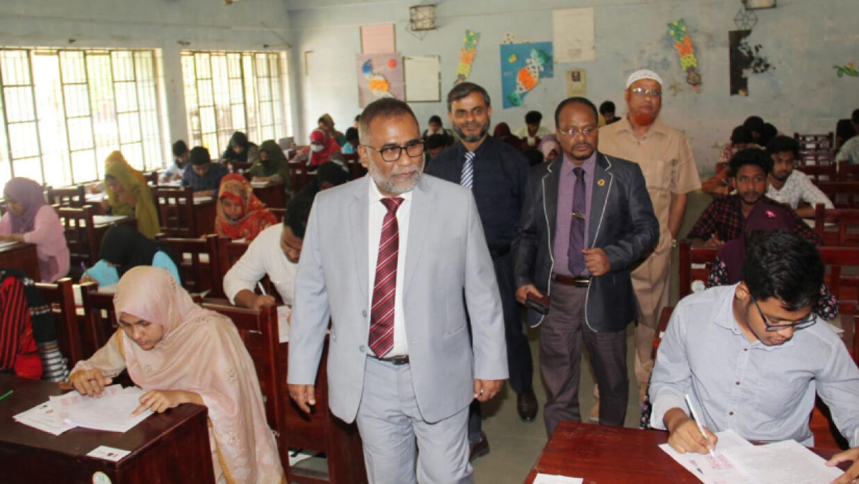 ভর্তি পরীক্ষার হল পরিদর্শন করেন উপাচার্য অধ্যাপক ড. নকীব নসরুল্লাহ