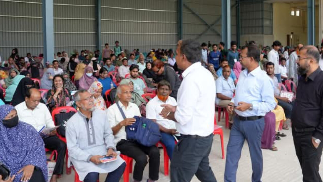 পরিবহন পুলের শেডে অপেক্ষমাণ অভিভাবকরা
