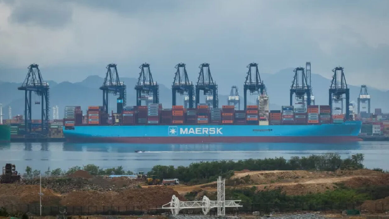 চীনের শেনঝেন শহরে কনটেইনার নোঙর করা 