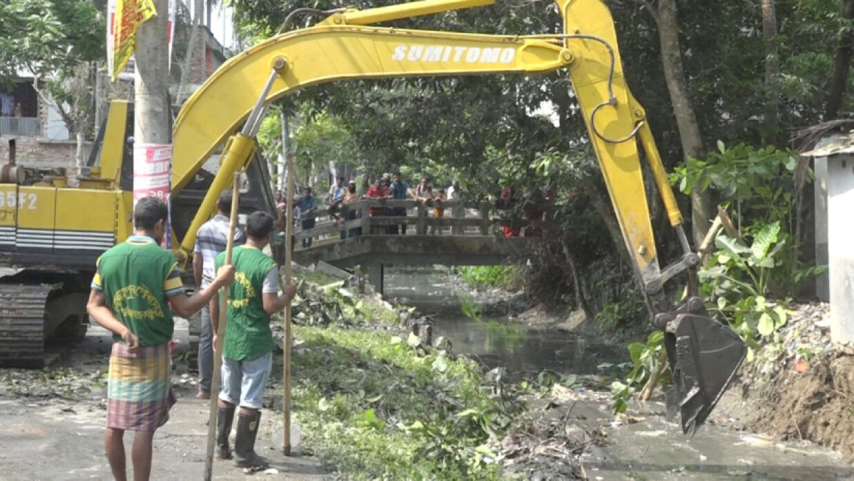 খাল খনন করা হচ্ছে