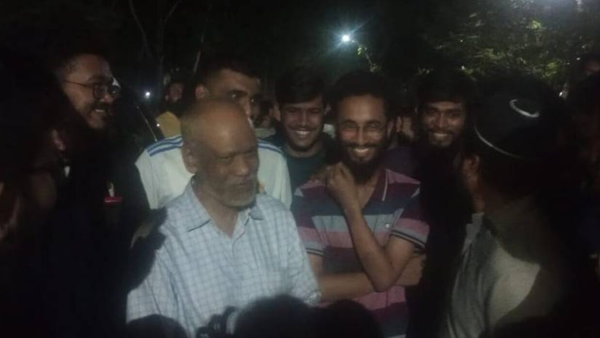 শিক্ষার্থীদের সাথে কথা বলছেন কুয়েটের নতুন ভিসি ড. মো. হযরত আলী