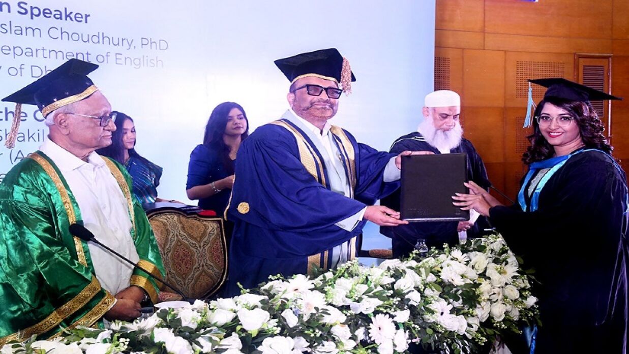 ঢাবির ব্যবসায় প্রশাসন ইনস্টিটিউটের গ্র্যাজুয়েশন অনুষ্ঠানে সনদ নিচ্ছেন এক গ্র্যাজুয়েট