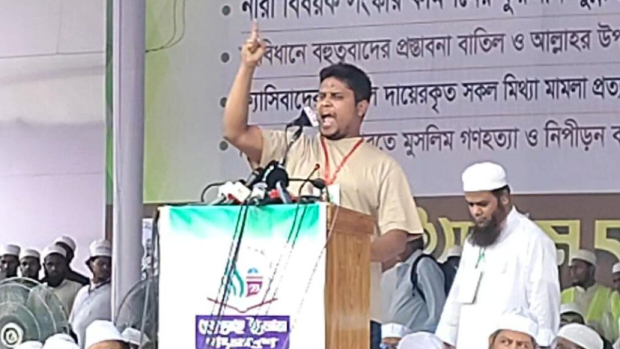 হেফাজতে ইসলামের মহাসমাবেশে বক্তব্য দিচ্ছেন হাসনাত আবদুল্লাহ