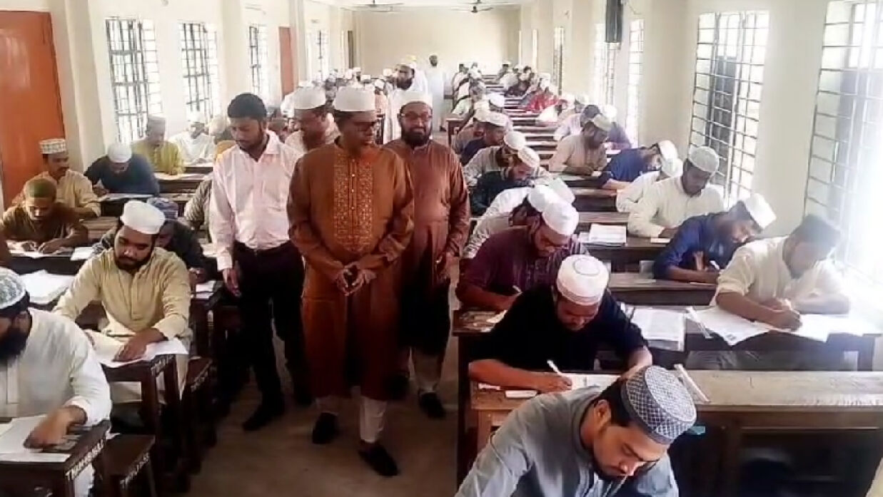 কেন্দ্র পরিদর্শন করছেন বিশ্ববিদ্যালয়ের ভাইস চ্যান্সেলর অধ্যাপক ড. মো. শামছুল আলম