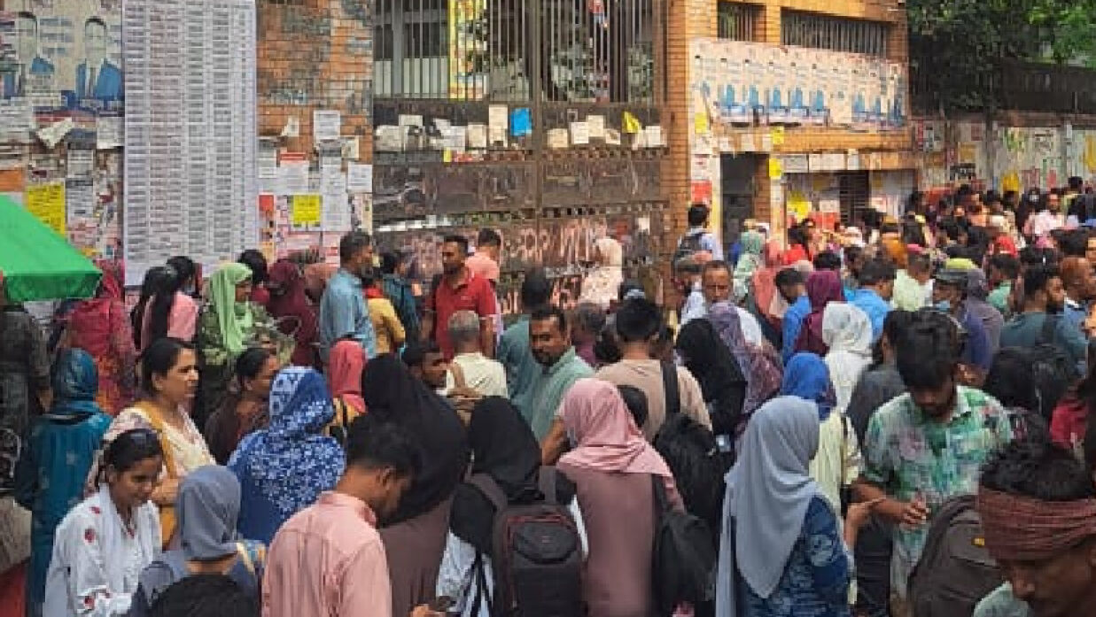 পরীক্ষায় অংশ নিতে কেন্দ্রে প্রবেশ করছেন ভর্তিচ্ছুরা 