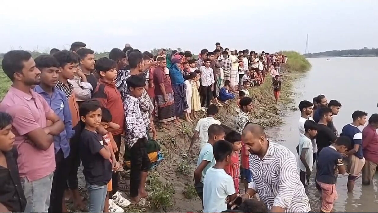 ঘটনাস্থলে ভিড় করেছেন স্থানীয়রা