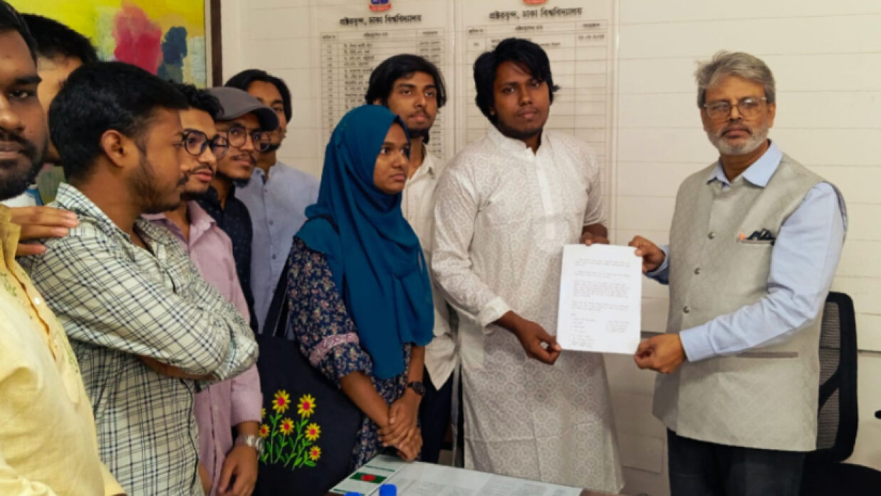 প্রক্টর অধ্যাপক সাইফুদ্দীন আহমদের হাতে স্মারকলিপি তুলে দিচ্ছেন শিক্ষার্থীরা