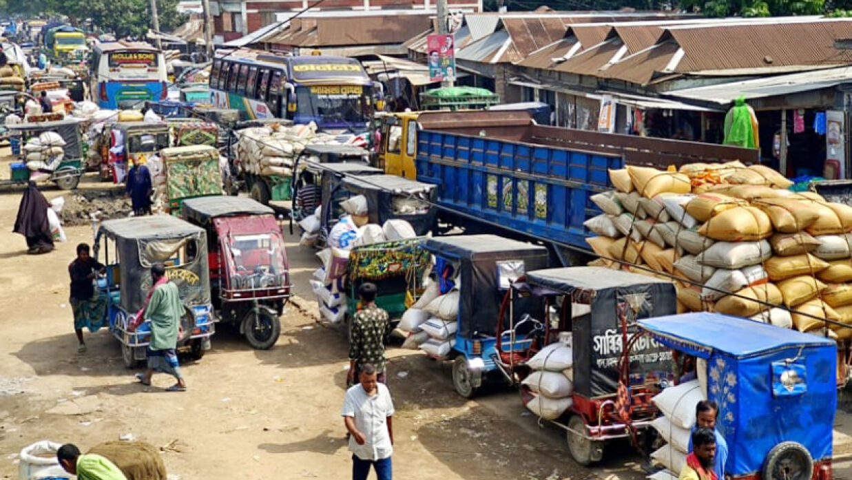 যানজটে আটকে আছে 
বিভিন্ন পরিবহন