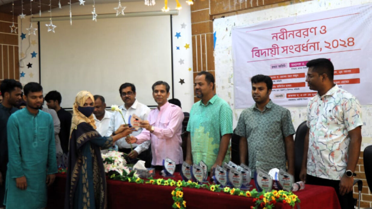 নবীন শিক্ষার্থীদের ফুল দিয়ে বরণ করা হয়