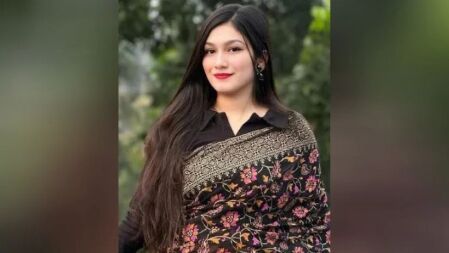 ছাত্রলীগ নেত্রীকে পুলিশে দিল শিক্ষার্থীরা