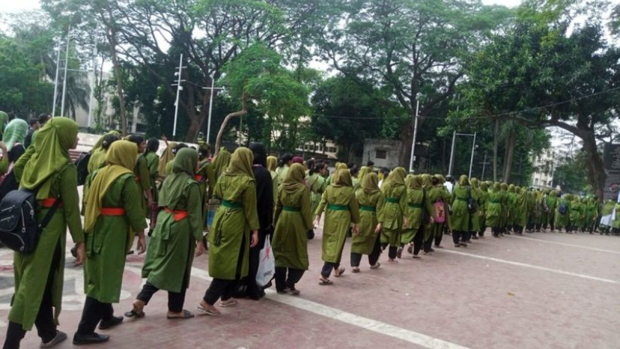 নার্সিং কলেজ শিক্ষার্থীদের শহীদ মিনারে জমায়েত