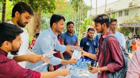 ঢাকা বিশ্ববিদ্যালয়ের নবীন শিক্ষার্থীদের পাশে ছাত্রদল