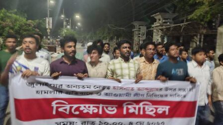 হাসনাত আব্দুল্লাহর ওপর হামলার প্রতিবাদে ঢাবিতে বিক্ষোভ