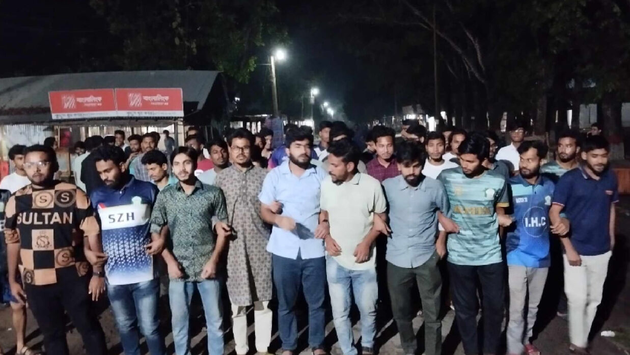 হাসনাতের ওপর হামলার প্রতিবাদে বিক্ষোভ