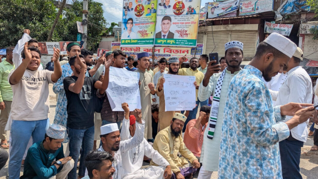 সড়ক অবরোধ করে বিক্ষোভ