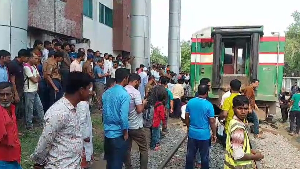 বনলতা এক্সপ্রেস ট্রেনের লাইনচ্যুত বগি 