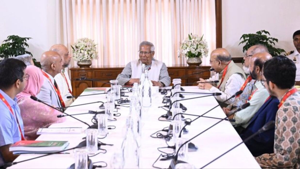 স্বাস্থ্য খাত সংস্কার কমিশনের সদস্যদের সঙ্গে প্রধান উপদেষ্টা ড. মুহাম্মদ ইউনূস