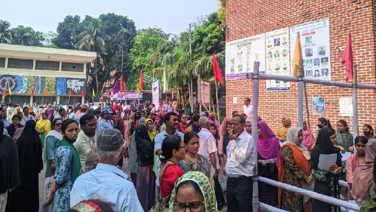হাবিপ্রবিতে পরীক্ষার্থী ও অভিভাবকদের ভিড়