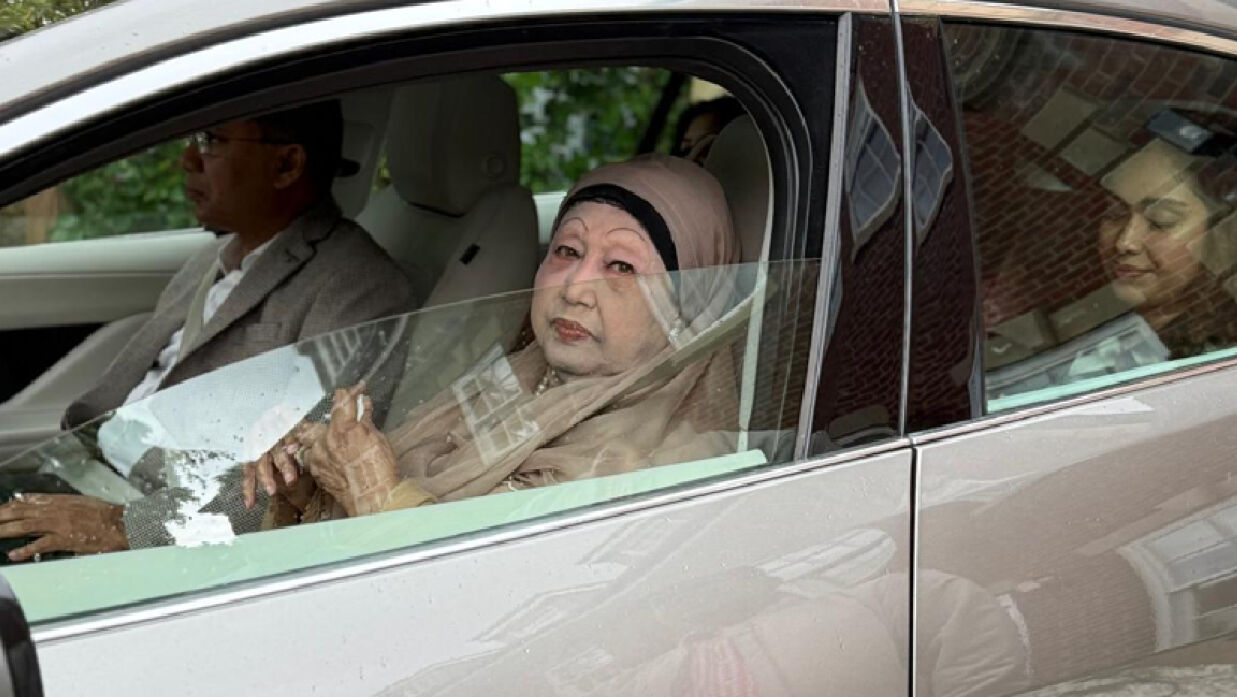 গাড়ি চালাচ্ছেন তারেক রহমান, পাশে তার মা খালেদা জিয়া ও অন্যান্যরা