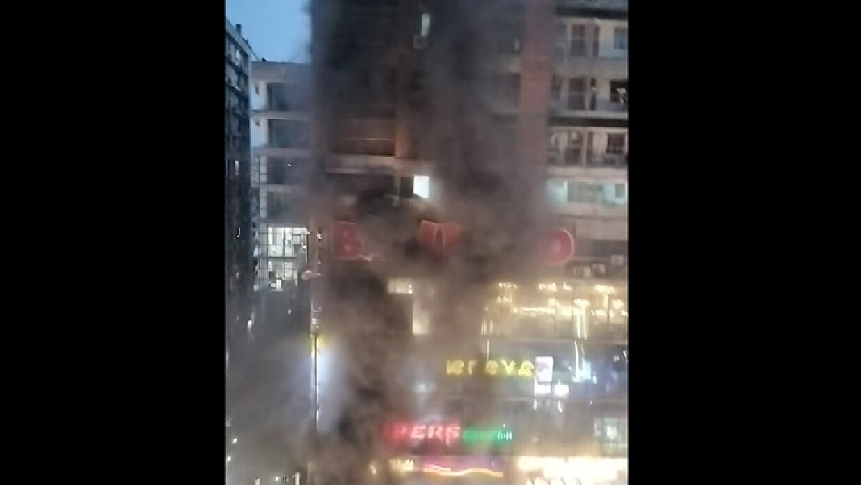 সিরাজ টাওয়ারে লাগা আগুনের দৃশ্য