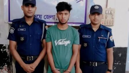 দ্য ডেইলি ক্যাম্পাসে সংবাদ প্রকাশের পর ট্রেনের টিকিটসহ কালোবাজারি আটক