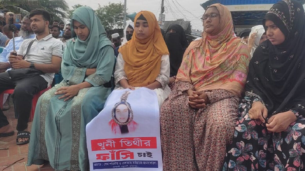 ‘খুনি তিথীর ফাঁসি চাই’ লেখা প্ল্যাকার্ড হাতে তাহসিন আহমেদ ঝিলিক