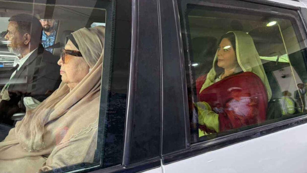 দুই পুত্রবধূকে নিয়ে গুলশানের বাসার উদ্দেশে খালেদা জিয়া