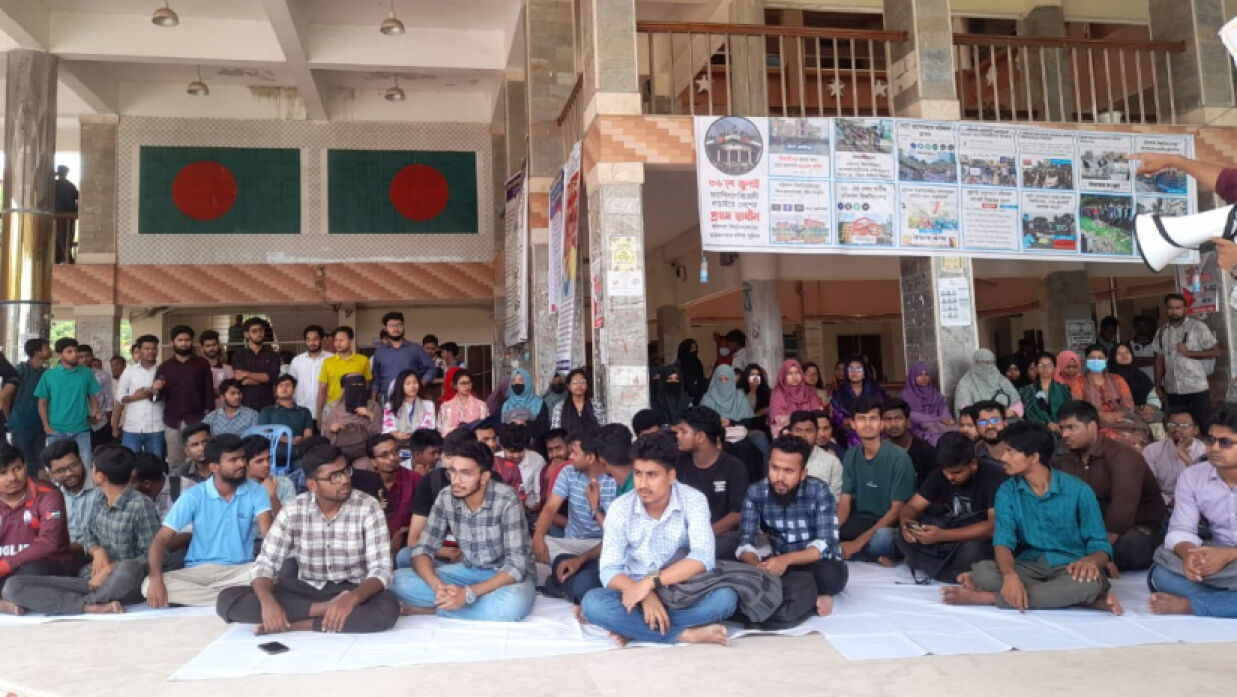প্রশাসনিক কার্যালয়ে তালা ঝুলিয়ে শিক্ষার্থীদের অবস্থান
