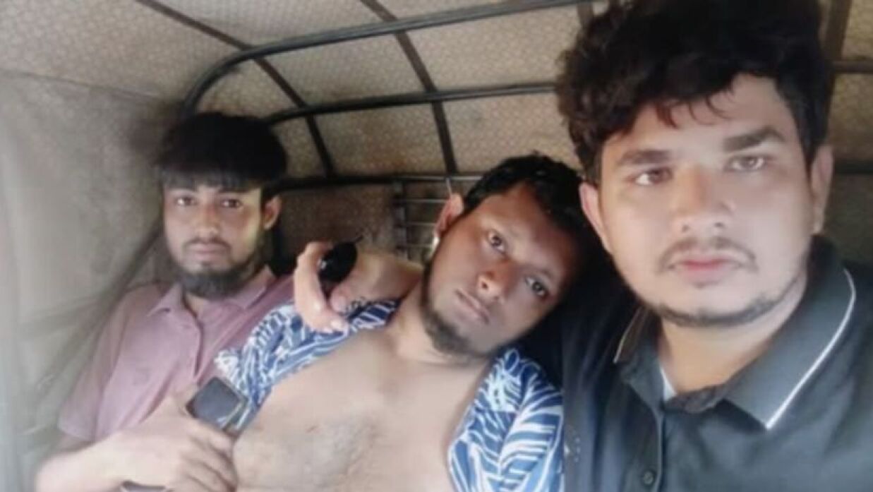আজিজুর রহমানকে হাসপাতালে নিয়ে যাচ্ছেন জবি ছাত্রদলের নেতাকর্মীরা