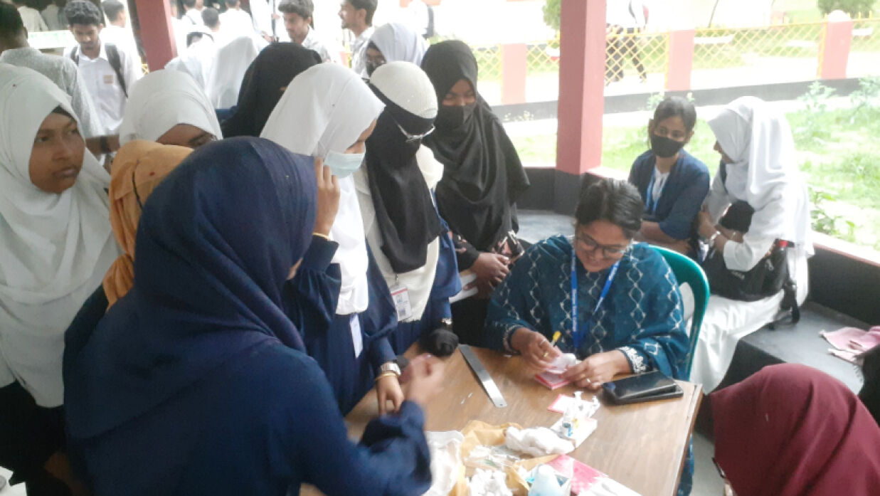 বাঁধনের উদ্যোগে বিনামূল্যে রক্তের গ্রুপ নির্ণয় করতে আসা লোকজন