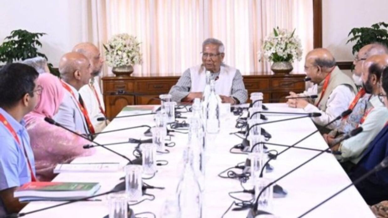 স্বাস্থ্য খাত সংস্কার কমিশনের সদস্যদের সঙ্গে প্রধান উপদেষ্টা ড. মুহাম্মদ ইউনূস