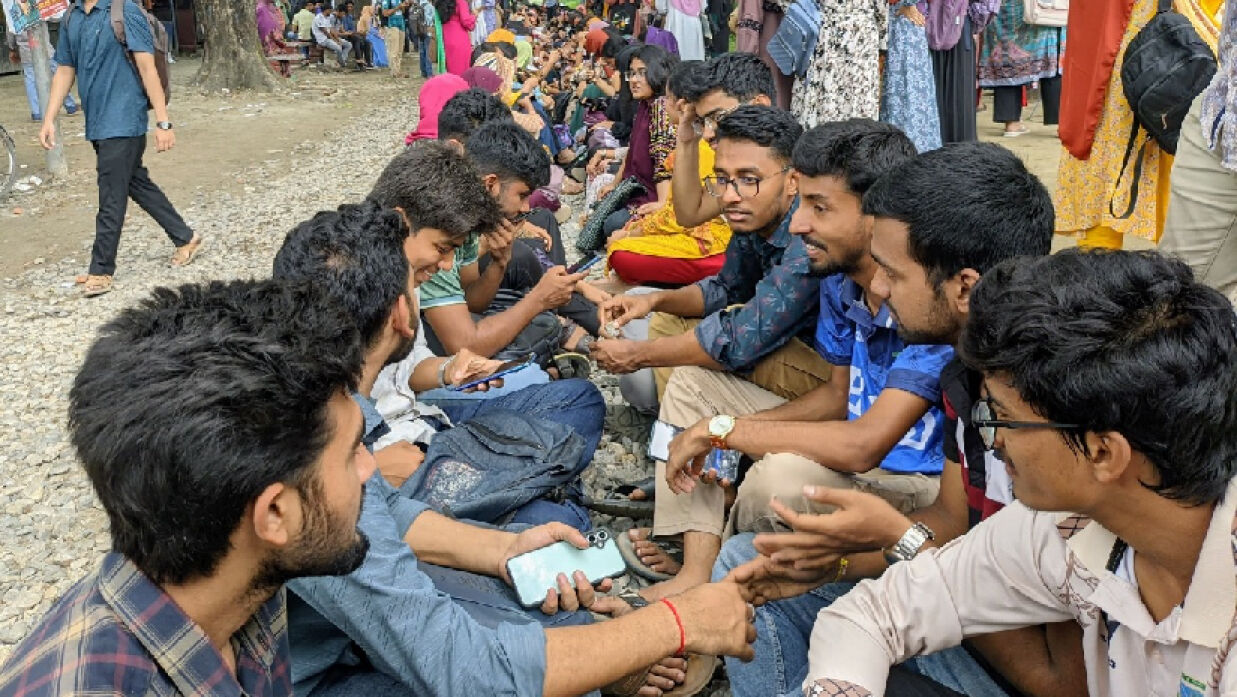 রেললাইন অবরোধ কর্মসূচি পালন করেন বাকৃবি কৃষি অনুষদের শিক্ষার্থীরা