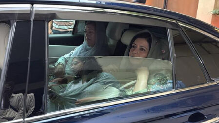 অসুস্থ মাকে দেখতে স্কয়ার হাসপাতালে জুবাইদা রহমান