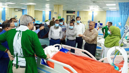 সড়ক দুর্ঘটনায় আহত ভর্তিচ্ছু শিক্ষার্থীকে দেখতে হাসপাতালে হাবিপ্রবি উপাচার্য