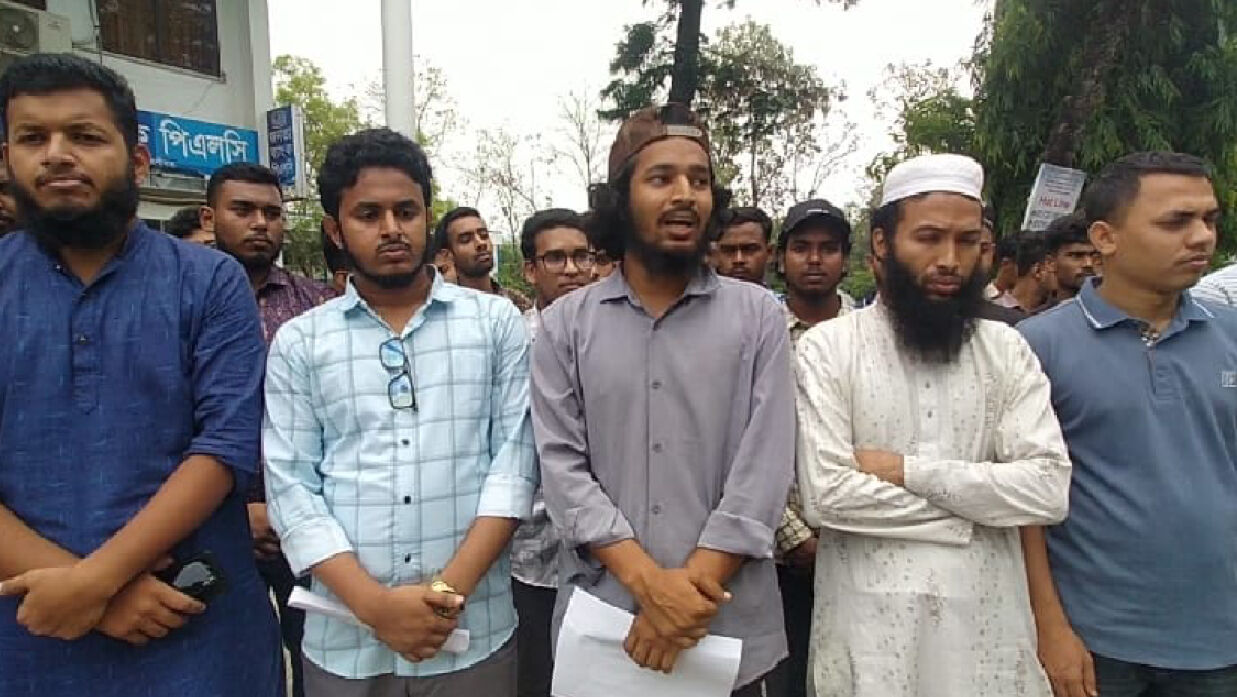 বিশ্ববিদ্যালয়ের উপাচার্য বরাবর শিক্ষার্থীরা একটি লিখিত আবেদনপত্র জমা দেন