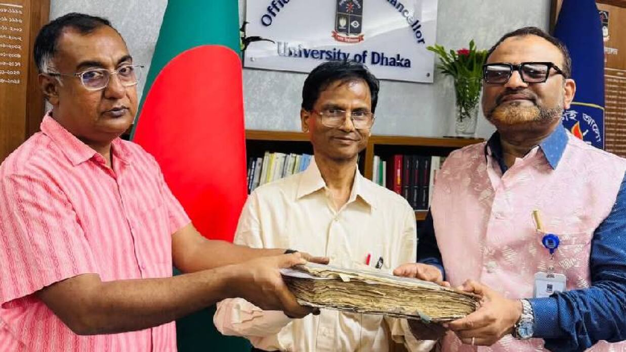 বাবার মাস্টার্সের ফলাফল হাতে ছেলে ঢাবি উপাচার্য অধ্যাপক ড. নিয়াজ আহমেদ খান