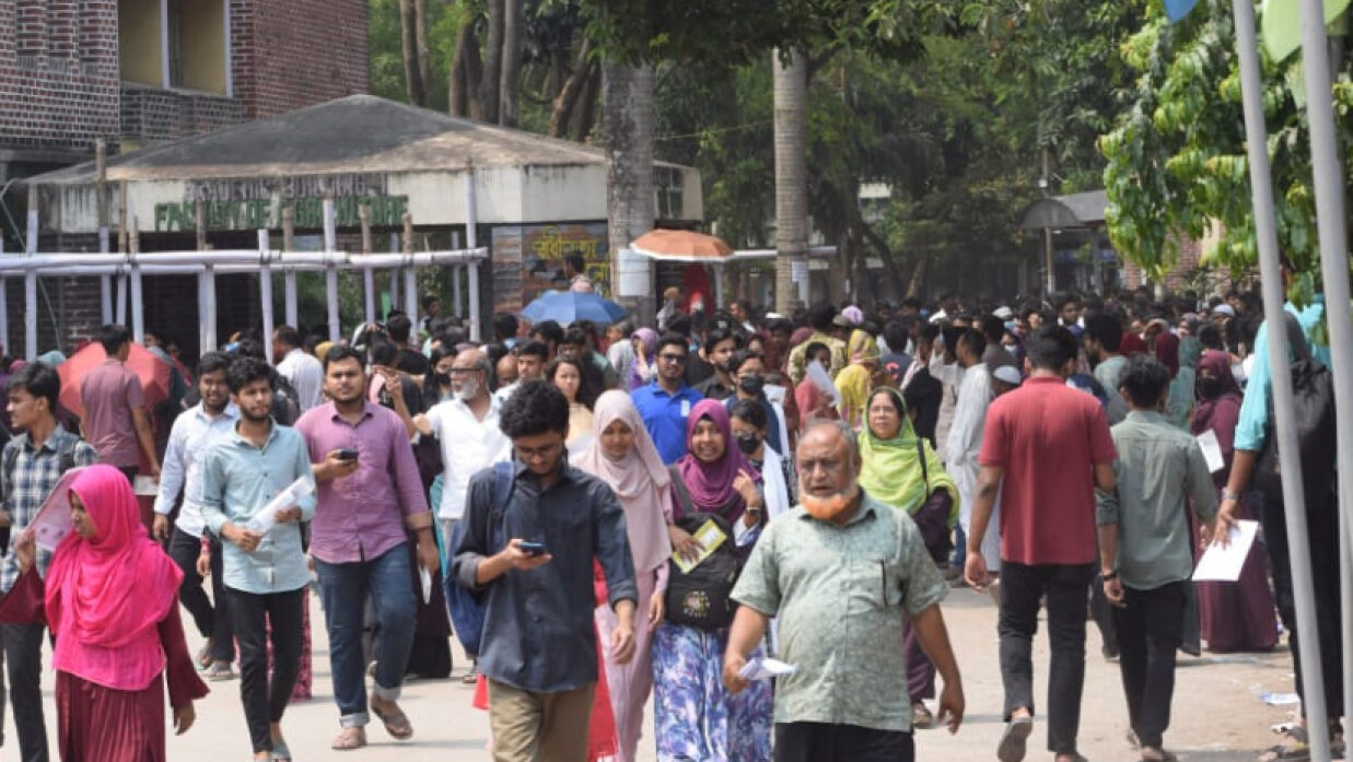 পরীক্ষা দিয়ে বের হচ্ছেন ভর্তিচ্ছুরা