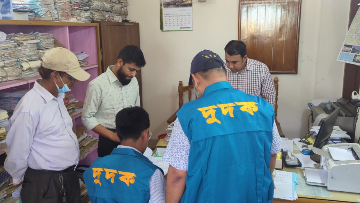 সেবাগ্রহীতাদের অভিযোগ যাচাই করেন দুদকের সদস্যরা