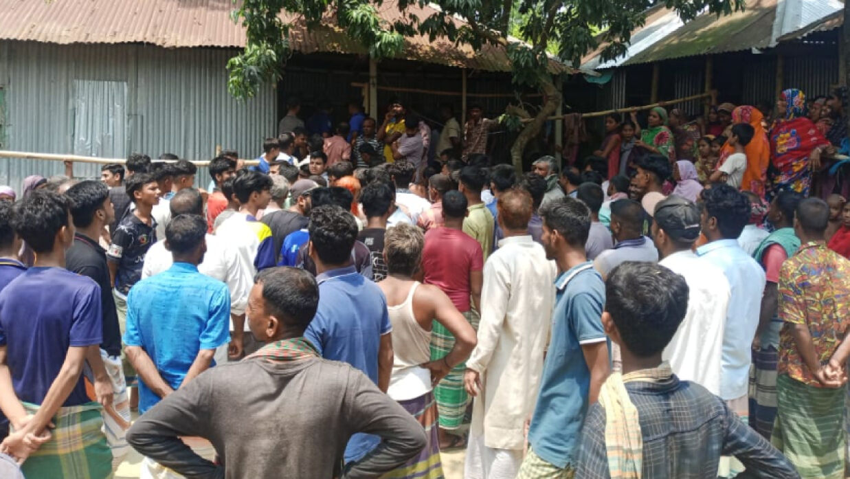 নিহত ওহাবের বাড়িতে স্বজন ও এলাকাবাসীর ভিড়