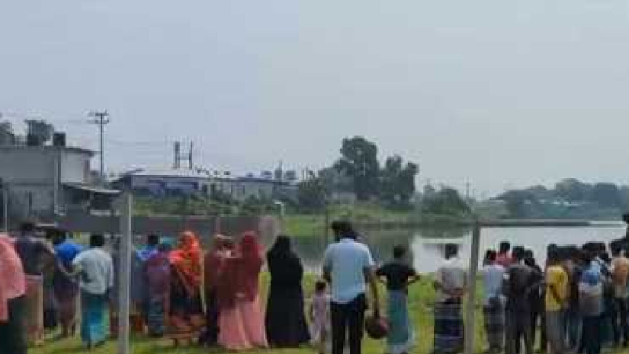 ঘটনাস্থলে স্থানীয়দের ভিড়