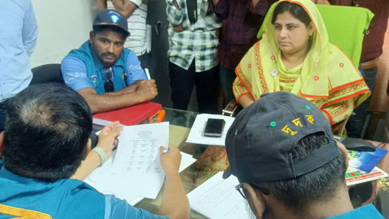 গোপালগঞ্জ বিআরটিএ কার্যালয়ে কাগজপত্র দেখছেন দুদকের কর্মকর্তারা