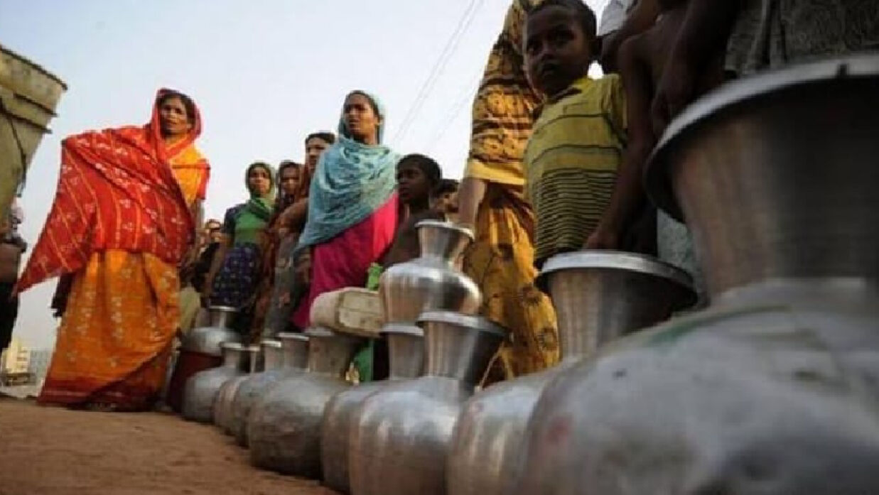 পানির জন্য পৌরবাসীর দীর্ঘ লাইন