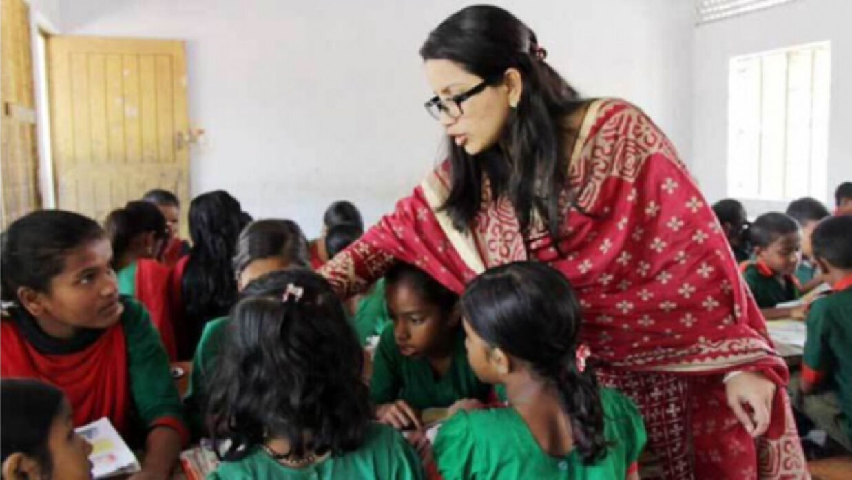 শ্রেণিকক্ষে শিক্ষক