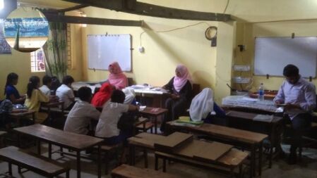 এক কক্ষের সরকারি প্রাথমিক বিদ্যালয়, কোচিং সেন্টারকেও হার মানায় যে স্কুল