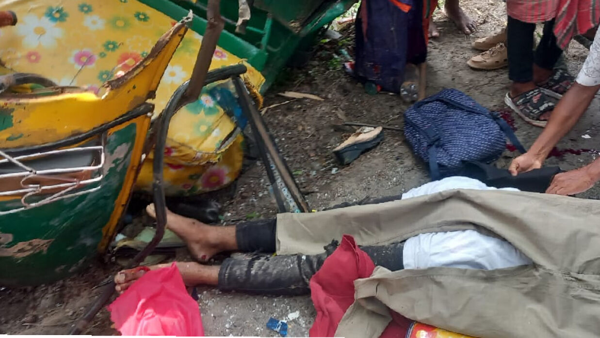 দুর্ঘটনাকবলিত সিএনজি ও নিহত এনাম