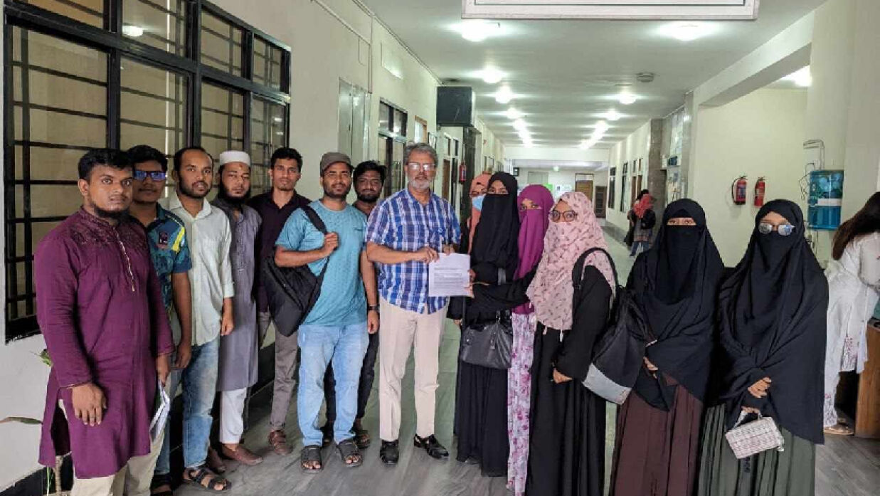 প্রক্টরের কাছে লিখিত অভিযোগ দিয়েছেন ভুক্তভোগী শিক্ষার্থীরা
